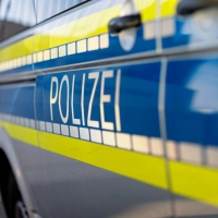 Nach dem Notruf rücken mehrere Streifen aus. (Symbolbild) (Foto: Daniel Karmann/dpa)