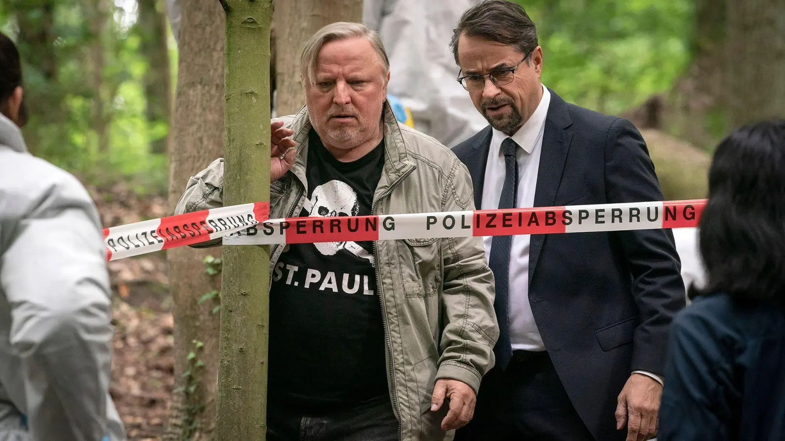 Frank Thiel (Axel Prahl, l) und Prof. Karl-Friedrich Börne (Jan Josef Liefers) in einer Szene aus „Tatort: Des Teufels langer Atem“. (Foto: Thomas Kost/Molina Film/WDR/dpa)