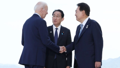 US-Präsident Joe Biden (l) trifft im August mit Japans Regierungschef Fumio Kishida und dem südkoreanischen Präsidenten Yoon Suk Yeol (r) zu einem Gipfeltreffen zusammen. (Foto: -/YNA/dpa)