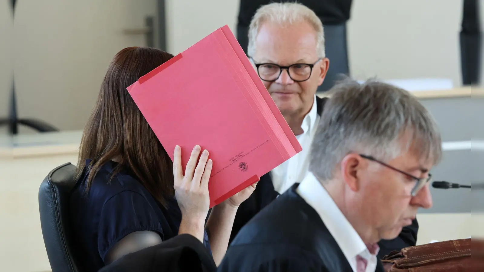 Die wegen Mordes an dem achtjährigen Fabian angeklagte Frau schweigt bislang zu den Vorwürfen. (Foto: Bernd Wüstneck/dpa)