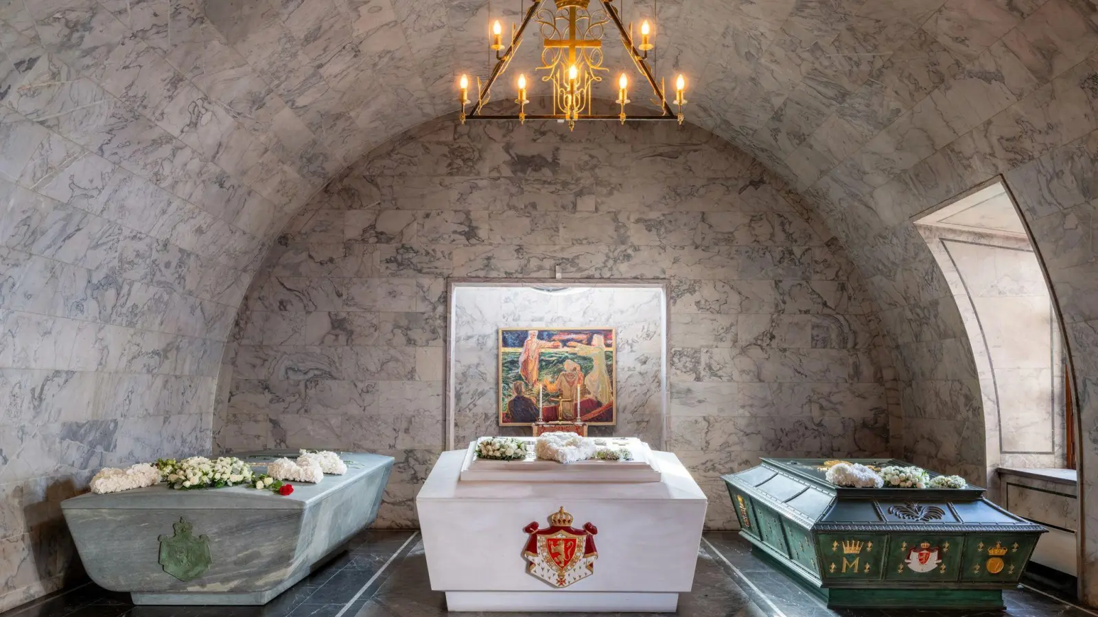Der Sarkophag von König Harald V. (links) steht jetzt im königlichen Mausoleum neben den Sarkophagen seiner Eltern und Großeltern. (Handout) (Foto: Øivind Möller Bakken/Det kongelige hoff/dpa)