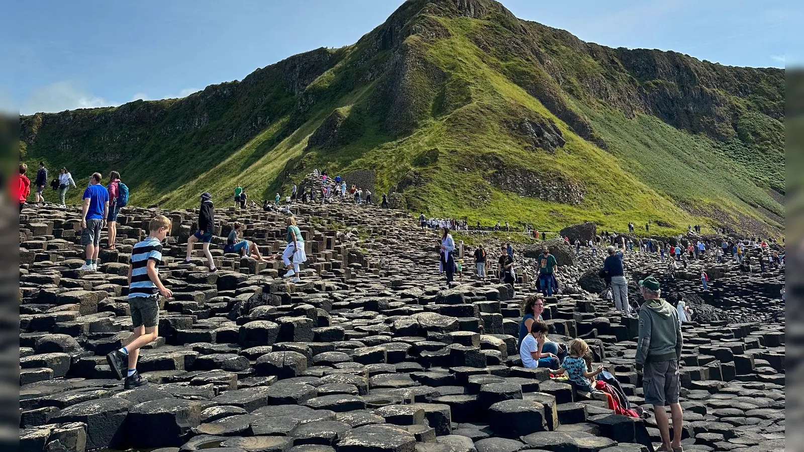 Naturattraktion in Nordirland: Die Steinformation Giant's Causeway lockt Touristen aus aller Welt an. (Foto: Benedikt von Imhoff/dpa/dpa-tmn)