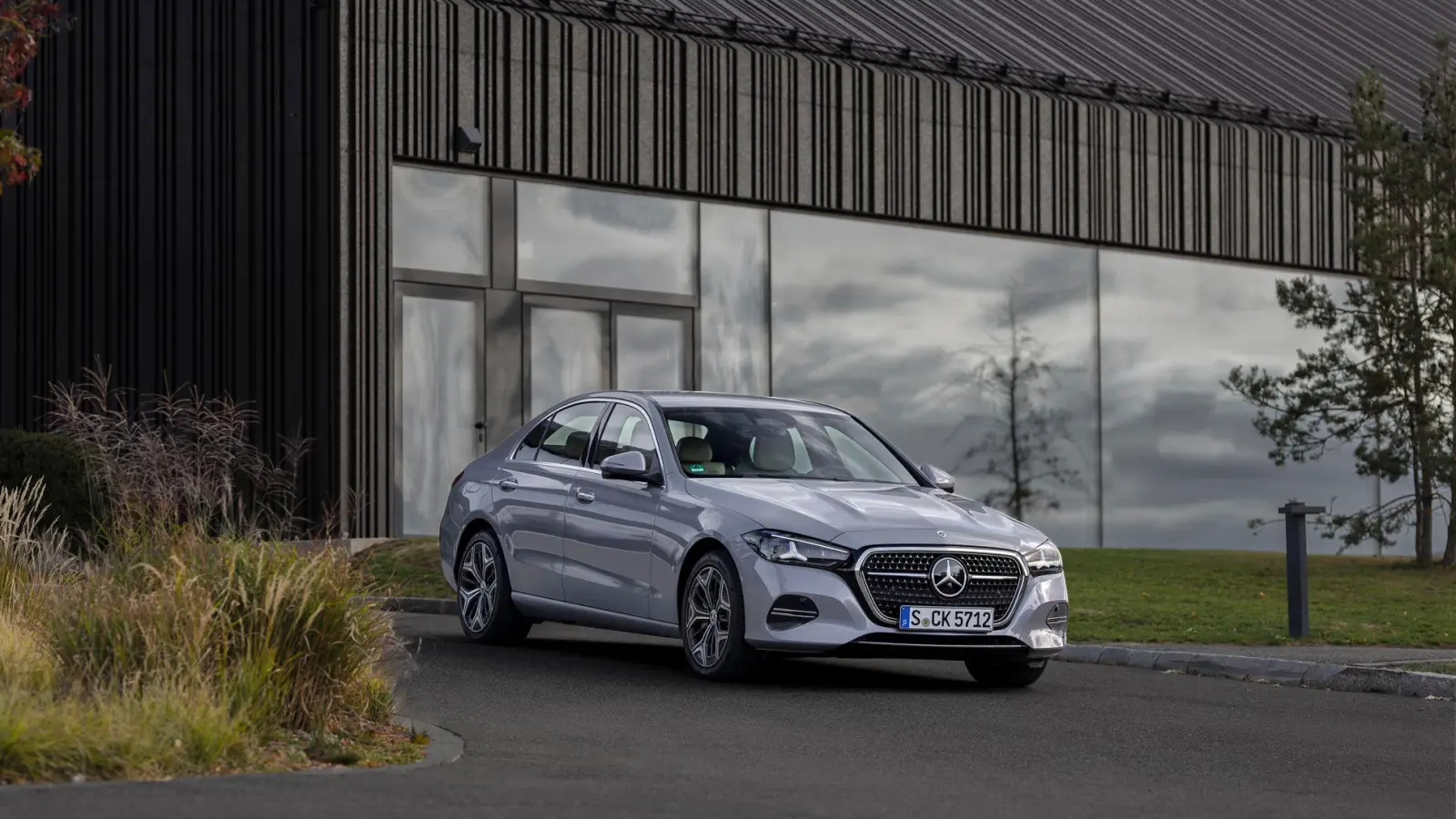 Limousine (Bild) und Kombi der C-Klasse bekommen ein Design-Update mit einem größeren Kühlergrill mit Chromrahmen und LED-Leiste. (Foto: Mercedes-Benz AG/dpa-tmn)
