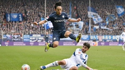 Schalke und Bochum lieferten sich ein packendes Duell. (Foto: Anke Waelischmiller/dpa)