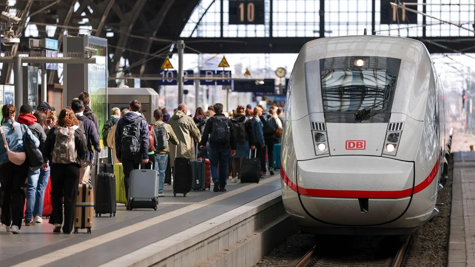 Für den Fernverkehr der Bahn gibt es eine neue Fahrscheinvariante. (Symbolbild) (Foto: Jan Woitas/dpa)