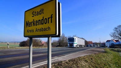 Rund 9300 Fahrzeuge rollen täglich durch Merkendorf – vor allem Durchgangsverkehr. Der Bund Naturschutz hält eine neue Ortsumfahrung dennoch für die ökologisch schlechtere Lösung. (Foto: Jim Albright)