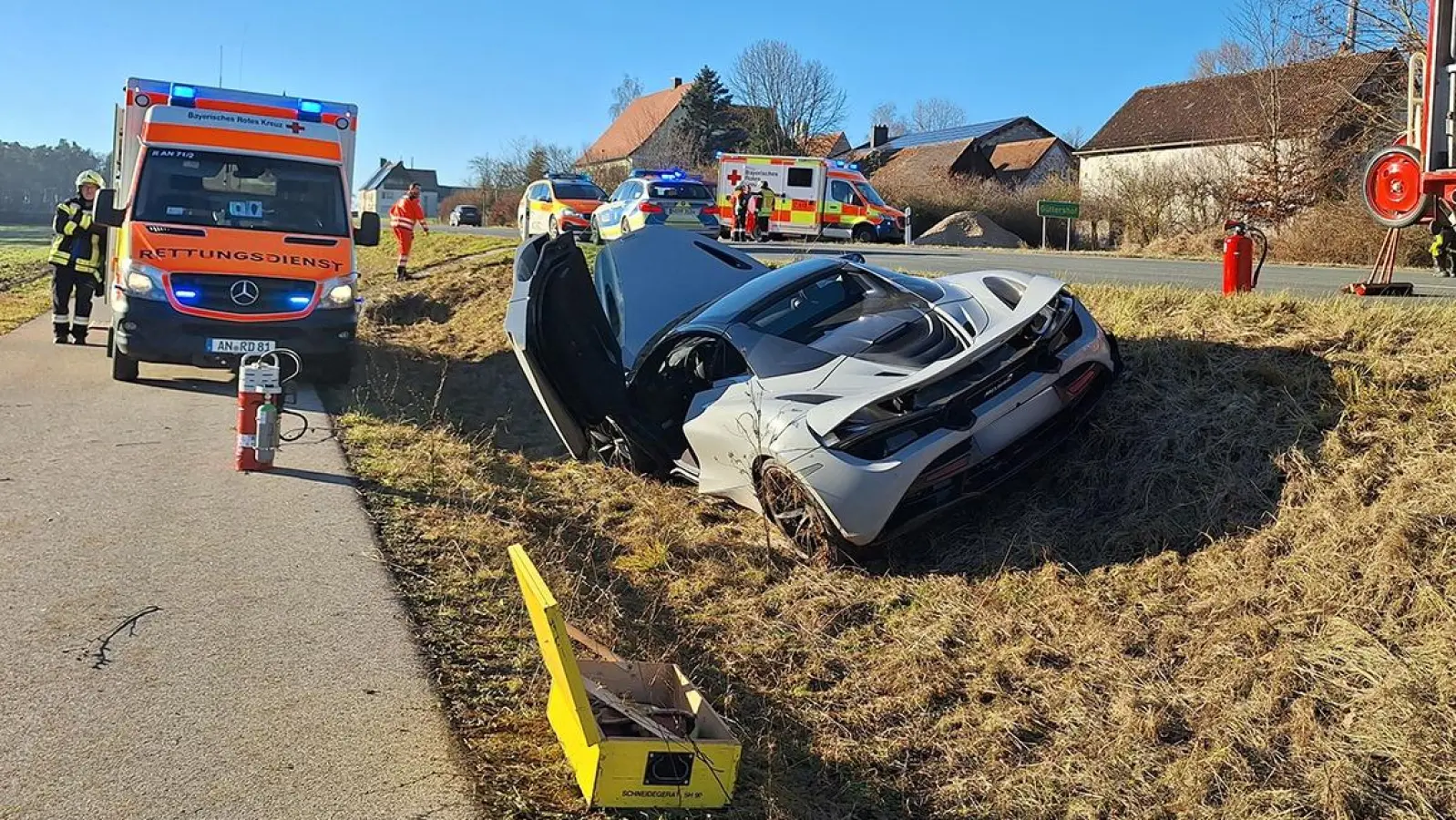 Mit leichten Blessuren kam der Fahrer des McLaren davon, doch sein Auto hat nur noch Schrottwert. (Foto: Polizei)