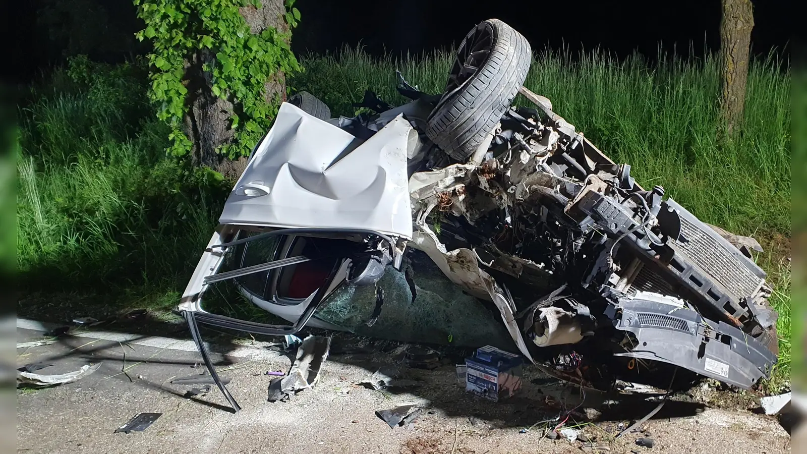 Völlig zerstört ist das Auto der 26-Jährigen. Die Fahrerin kam mit schweren Verletzungen in die Klinik. (Foto: Johannes Flierl)