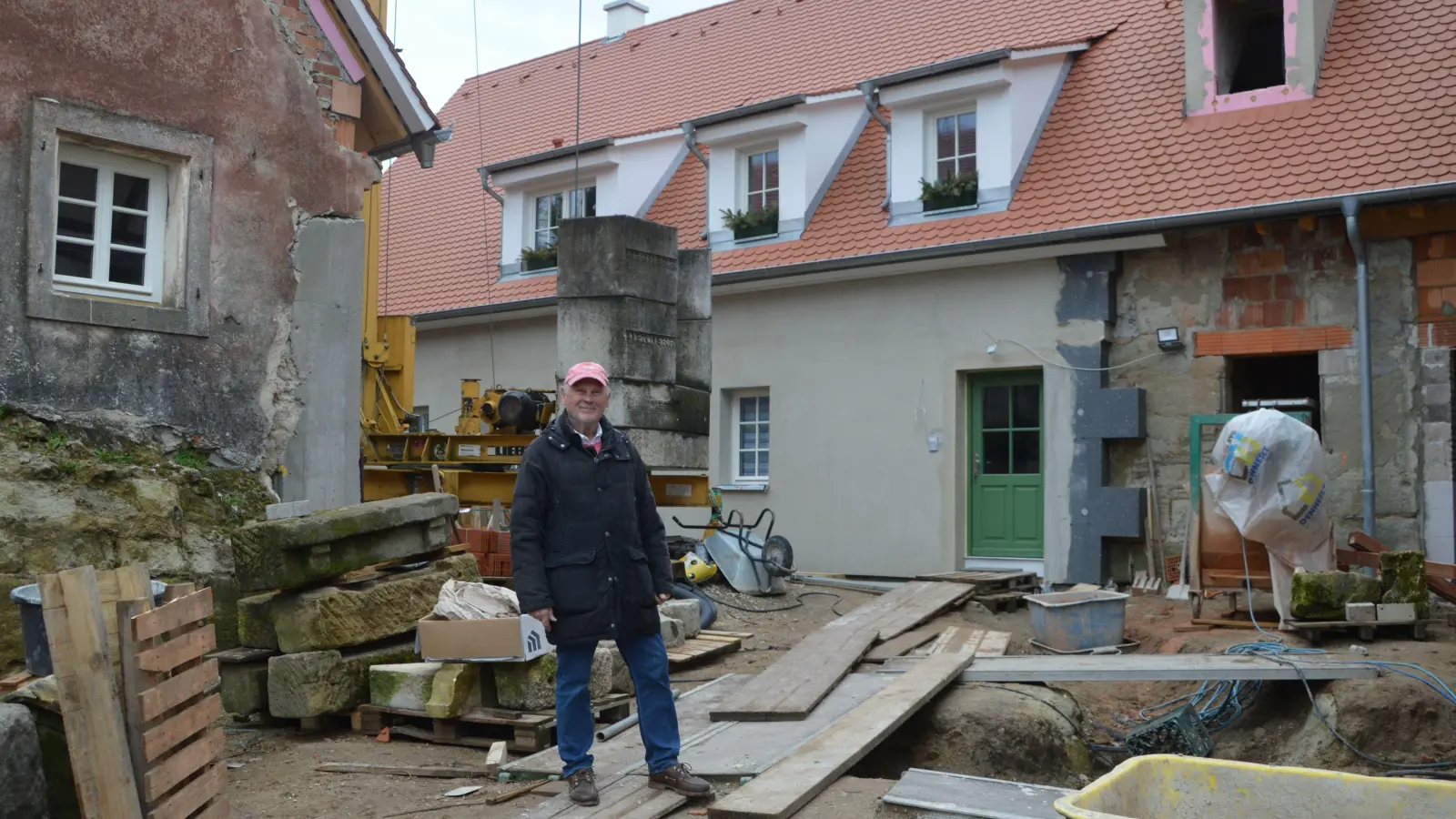 Investor Ernst Hicke hat seinen Altersruhesitz in Uehlfeld seit Weihnachten bereits bezogen, andere Wohnungen sind indes noch am Werden. (Foto: Johannes Zimmermann)