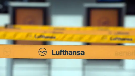 Leere Lufthansa-Ticketschalter am Flughafen Düsseldorf. Mitten in der Sommerferienzeit streicht die Airline wegen Personalmangels mehr als 2000 weitere Flüge an ihren Drehkreuzen Frankfurt und München. (Foto: picture alliance / dpa)