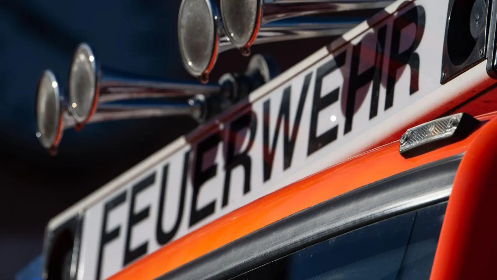 Die Feuerwehr war mit mehreren Fahrzeugen im Einsatz. (Symbolbild) (Foto: Marijan Murat/dpa)