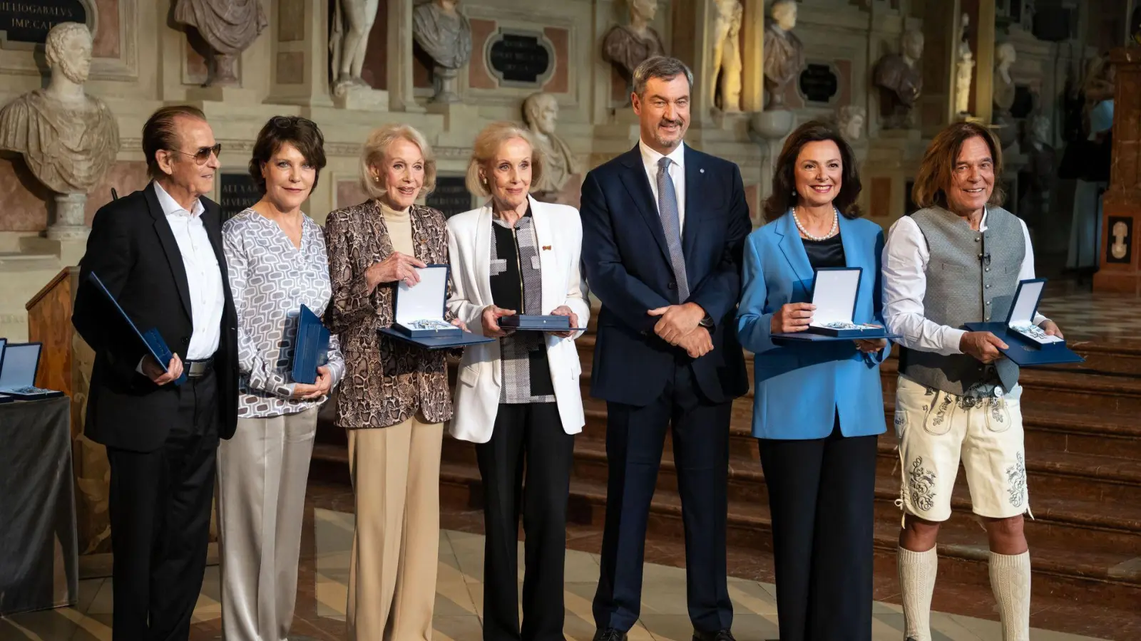 Unter den Ausgezeichneten sind auch die Kessler-Zwillinge Alice und Ellen Kessler - beide sind Tänzerinnen. (Foto: Lukas Barth/dpa)