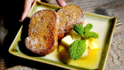 Altbackenes Brot lässt sich wunderbar verarbeiten, zum Beispiel zu Armen Rittern. (Foto: Jens Kalaene/dpa-Zentralbild/dpa-tmn)