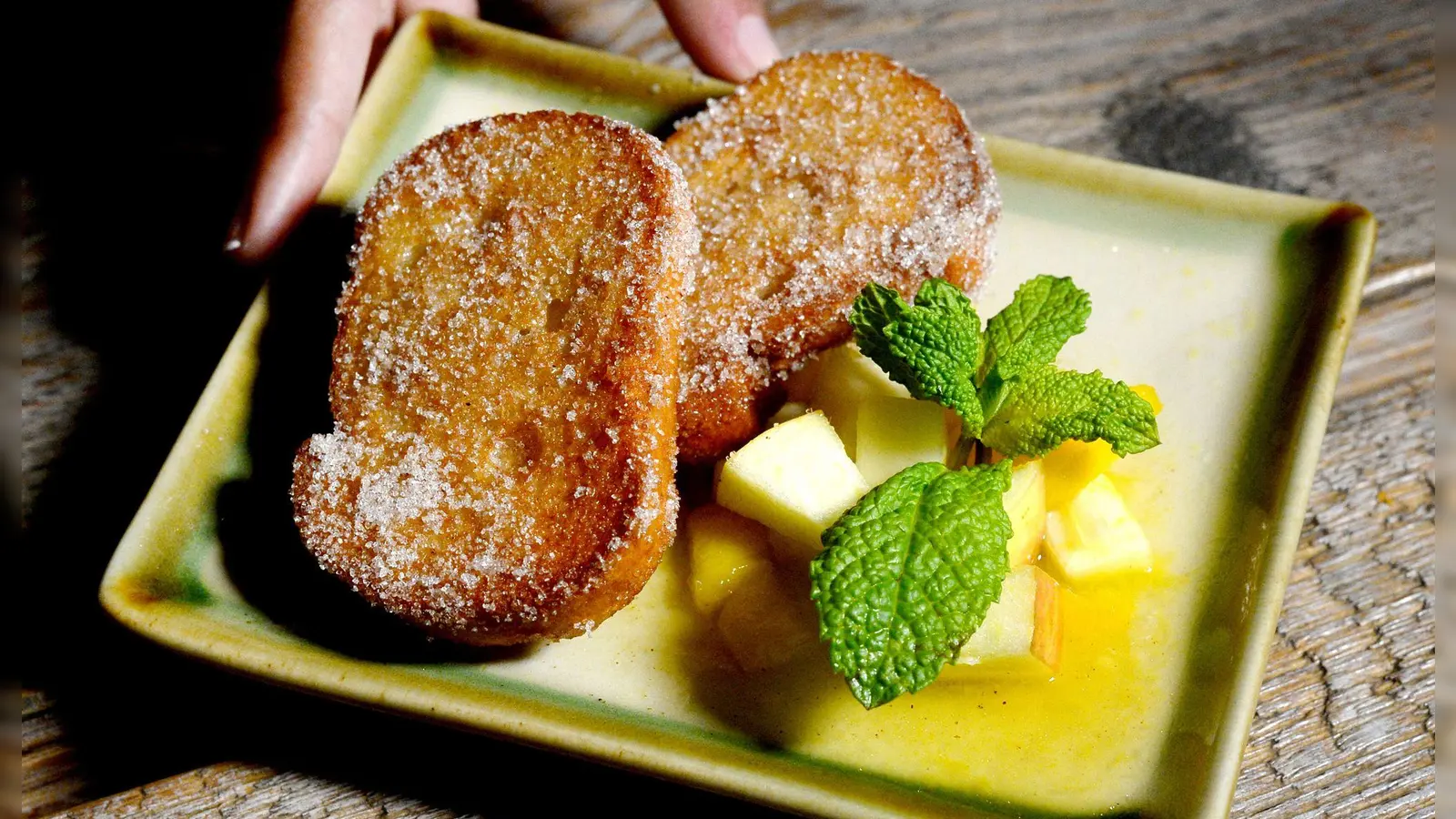 Altbackenes Brot lässt sich wunderbar verarbeiten, zum Beispiel zu Armen Rittern. (Foto: Jens Kalaene/dpa-Zentralbild/dpa-tmn)