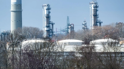 Sollte der Iran-Krieg weitergehen, könnte es im schlimmsten Fall in einigen Wochen zu Engpässen bei Kraftstoffen kommen. (Symbolbild) (Foto: Armin Weigel/dpa)