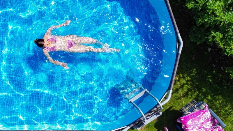 Poolwasser: Wenn es einmal drin ist, sollte es das möglichst lange bleiben. Abdeckungen helfen gegen Verschmutzung und Verdunstung. (Foto: Patrick Pleul/dpa)
