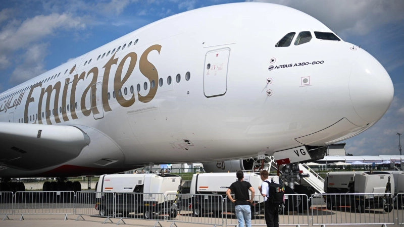 Die Fluggesellschaft Emirates präsentierte in den vergangenen Jahren bei der ILA am Flughafen Berlin-Brandenburg eine ihrer Maschinen - künftig darf die Airline den Flughafen auch tatsächlich ansteuern. (Archivbild) (Foto: Sebastian Gollnow/dpa)