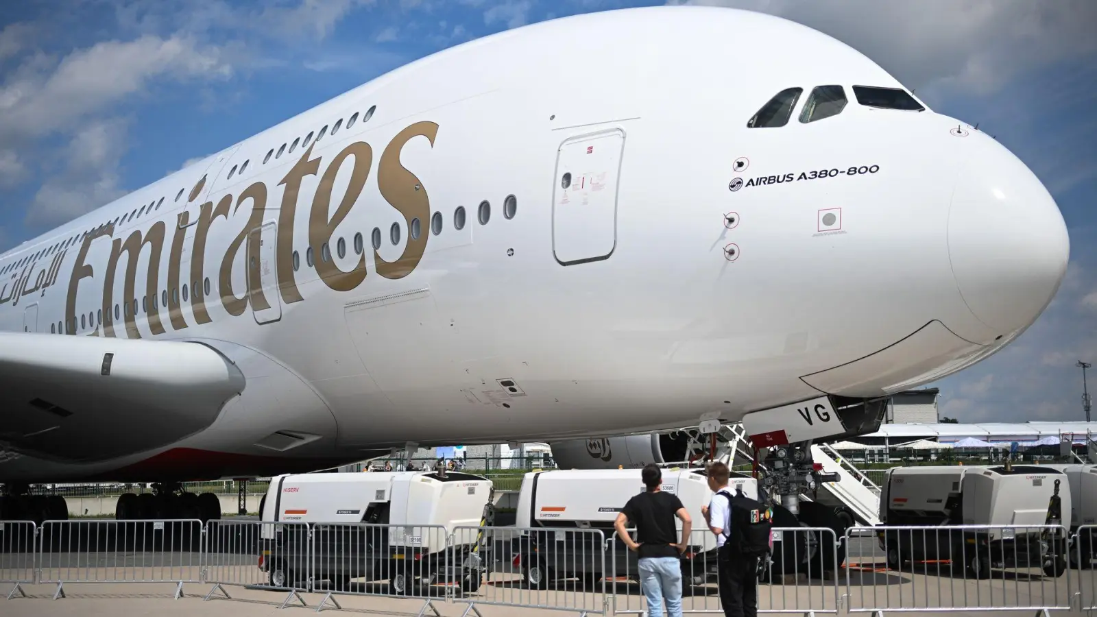 Die Fluggesellschaft Emirates präsentierte in den vergangenen Jahren bei der ILA am Flughafen Berlin-Brandenburg eine ihrer Maschinen - künftig darf die Airline den Flughafen auch tatsächlich ansteuern. (Archivbild) (Foto: Sebastian Gollnow/dpa)