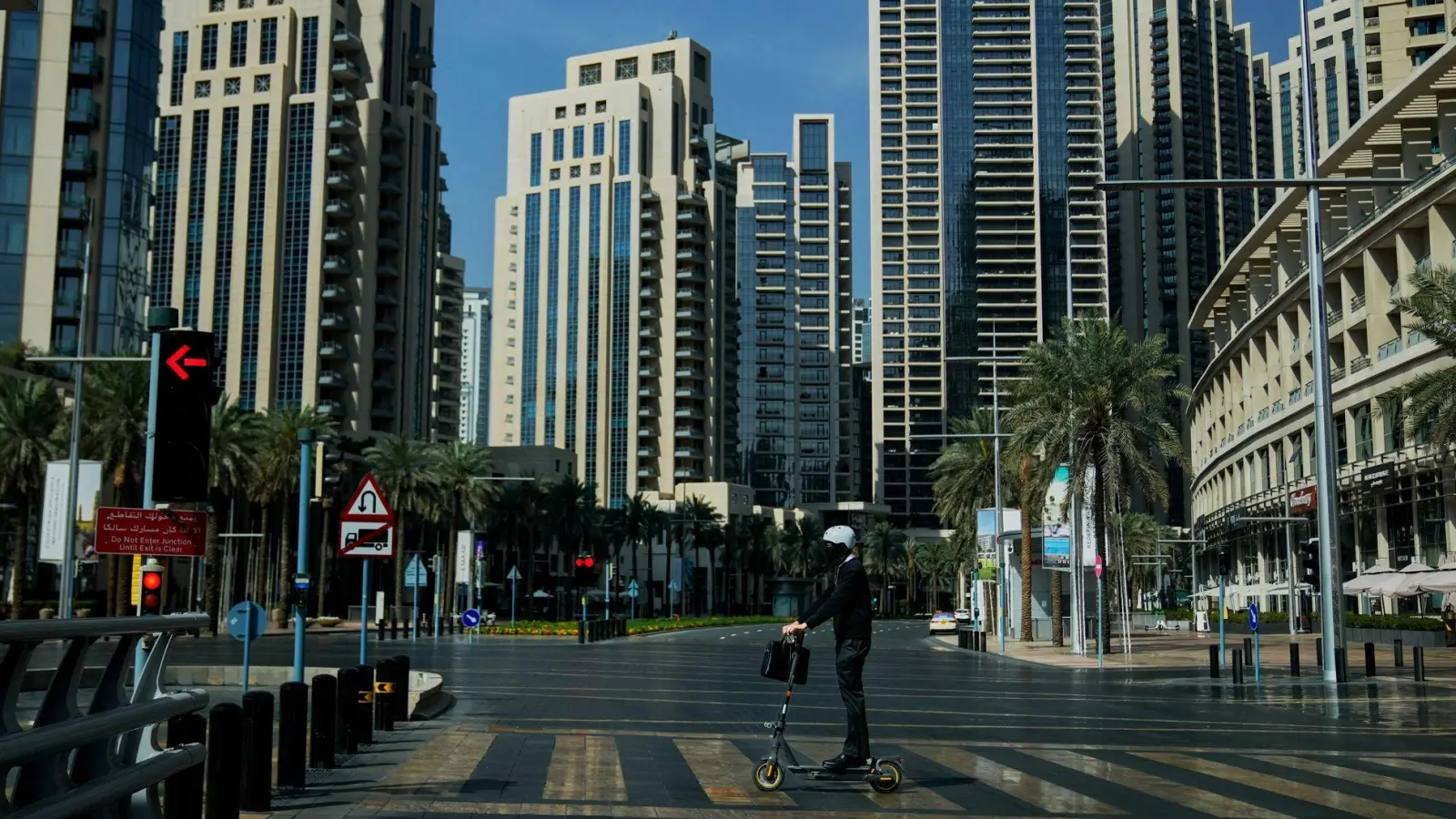 Kommt es aufgrund einer Krisensituation wie im Nahen Osten zu Reisemängeln, können Urlauber auch dann den Preis mindern, wenn der Reiseveranstalter nichts dafür kann. (Foto: Altaf Qadri/AP/dpa-tmn)
