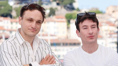 Barry Keoghan (r) und Franz Rogowski stellen ihren Film „Bird“ in Cannes vor. (Foto: Roger Harvey/ZUMA Press Wire/dpa)