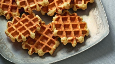 Mit den Resten von Sauerteig lassen sich wunderbare Waffeln zaubern. Ein Rezept hierfür liefert Sonja Bauer in ihrem Buch „Sauerteig kann alles“. (Foto: Julia Ruby Hildebrand/Christian Verlag/dpa-tmn)
