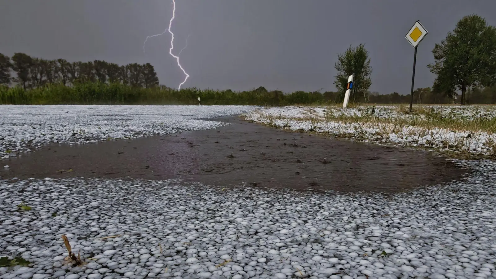 Hagel und starker Regen sind am Donnerstagabend im südlichen Landkreis Ansbach möglich. (Symbolbild: Thomas Lindemann/Nord-West-Media TV /dpa)