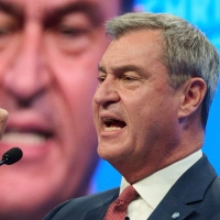 Gegen die AfD müsse sich die CSU „in den demokratischen Nahkampf bewegen“, forderte Söder. (Foto: Peter Kneffel/dpa)