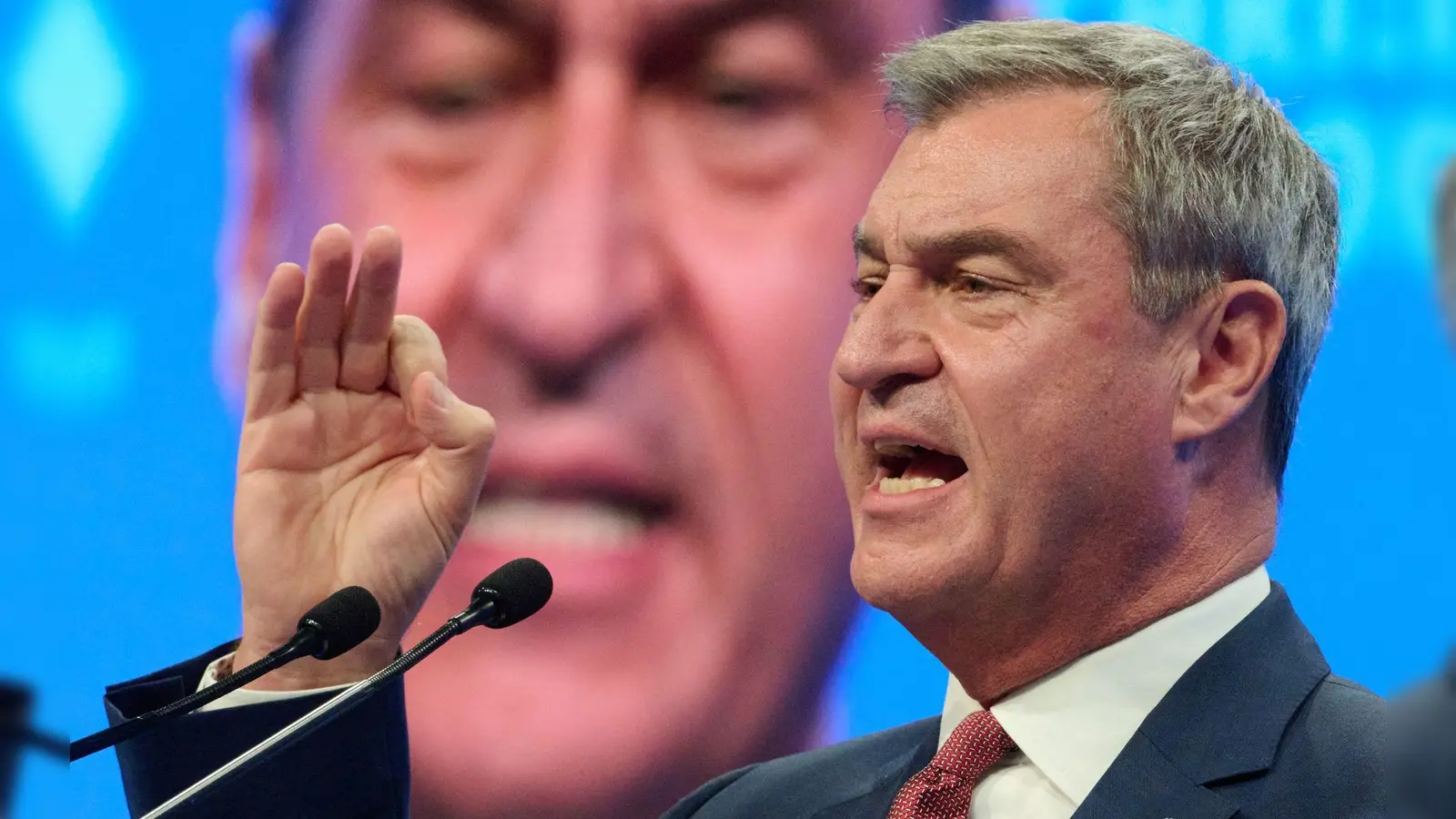 Gegen die AfD müsse sich die CSU „in den demokratischen Nahkampf bewegen“, forderte Söder. (Foto: Peter Kneffel/dpa)