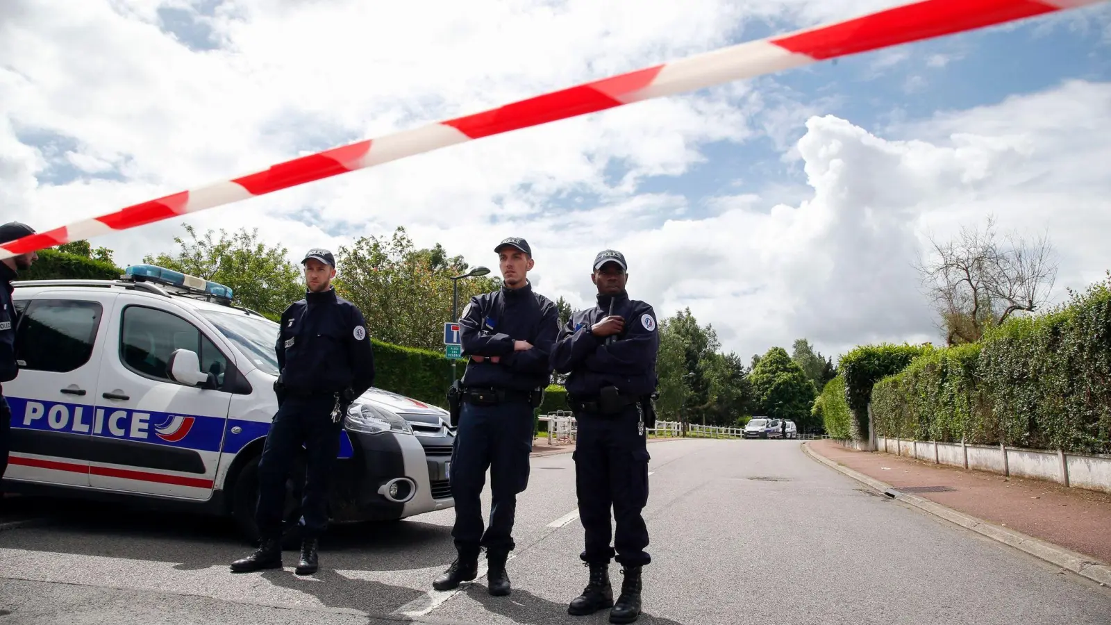 Beamte stehen 2016 am Tatort in Magnanville bei Paris. (Foto: Thibault Camus/AP/dpa)