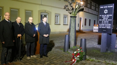 Ulrich Herz, Sprecher der Initiative 9. November, Pfarrer i. R. Alfred Maurer, der ehemalige Bundestagsabgeordnete Uwe Kekeritz und Bad Windsheims Bürgermeister Jürgen Heckel (von links) legten in Gedenken an die ermordeten Jüdinnen und Juden einen Krank am Hafenmarkt nieder.  (Foto: Helmut Meixner)