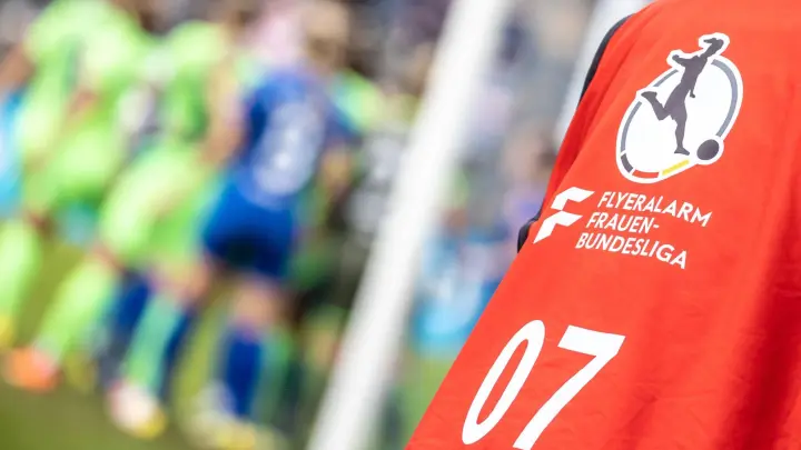 Logo der Fußball-Bundesliga der Frauen ist auf einem Trikot zu sehen. (Foto: Andreas Gora/dpa/Symbolbild)