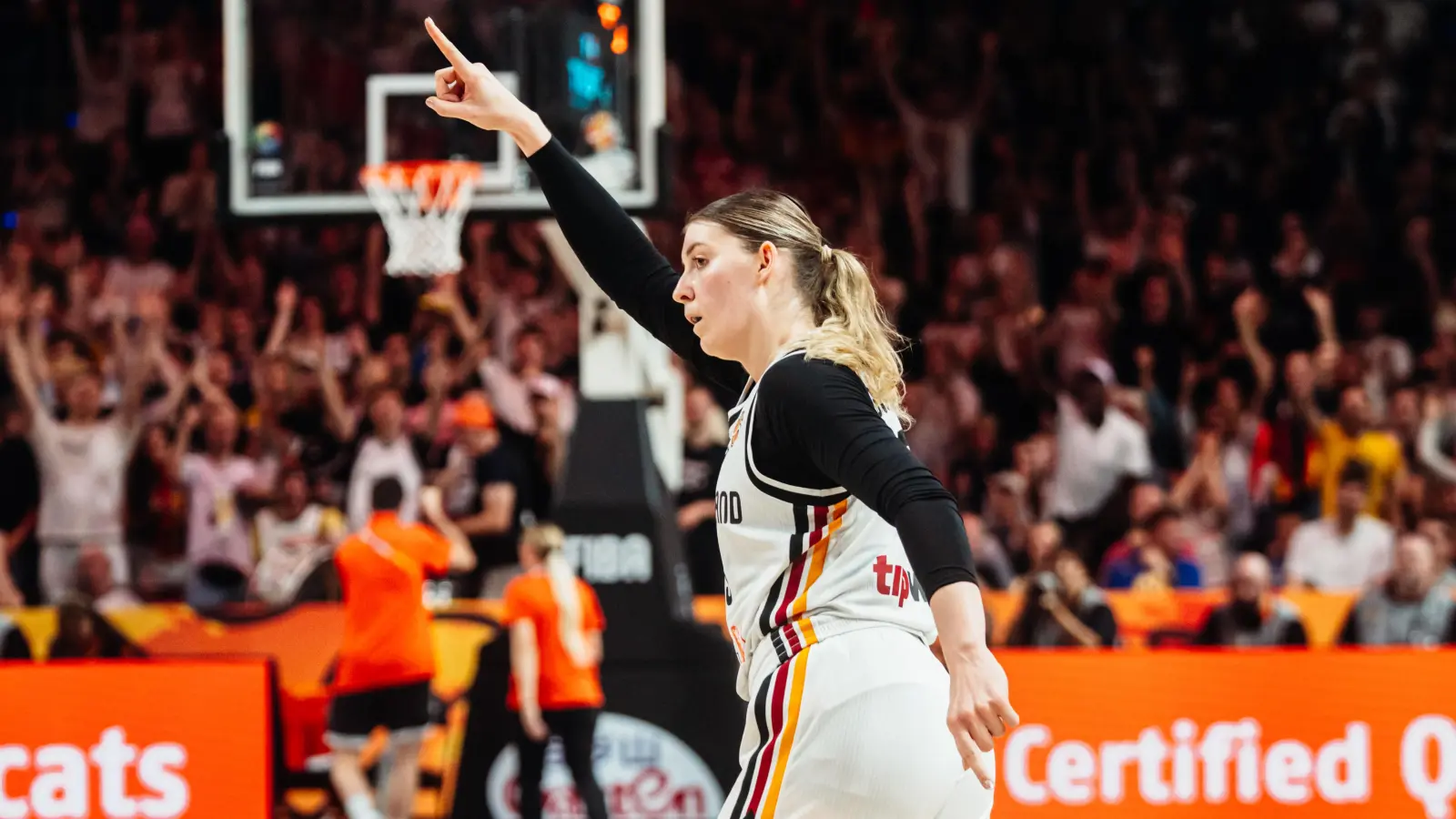Stolz auf das Erreichte: Nationalspielerin Luisa Geiselsöder aus Burgoberbach. (Foto: DBB/Demirel)
