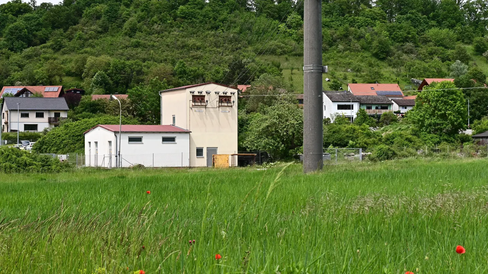 An dieser Übergabestation am östlichen Stadtrand kommt der Strom aus dem Mittelspannungsnetz per Freileitung in Scheinfeld an und wird dort ans Niederspannungsnetz, an dem alle Otto Normalverbraucher hängen, weitergegeben. (Foto: Judith Marschall)