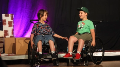 Jakob Vogel (links) und Oskar Vogel traten in dem Theaterstück „Die Vorstadtkrokodile” auf. Die Zwillinge sind Fünftklässler am Gymnasium in Windsbach und begeisterte Schauspieler. (Foto: Christiane Fries)