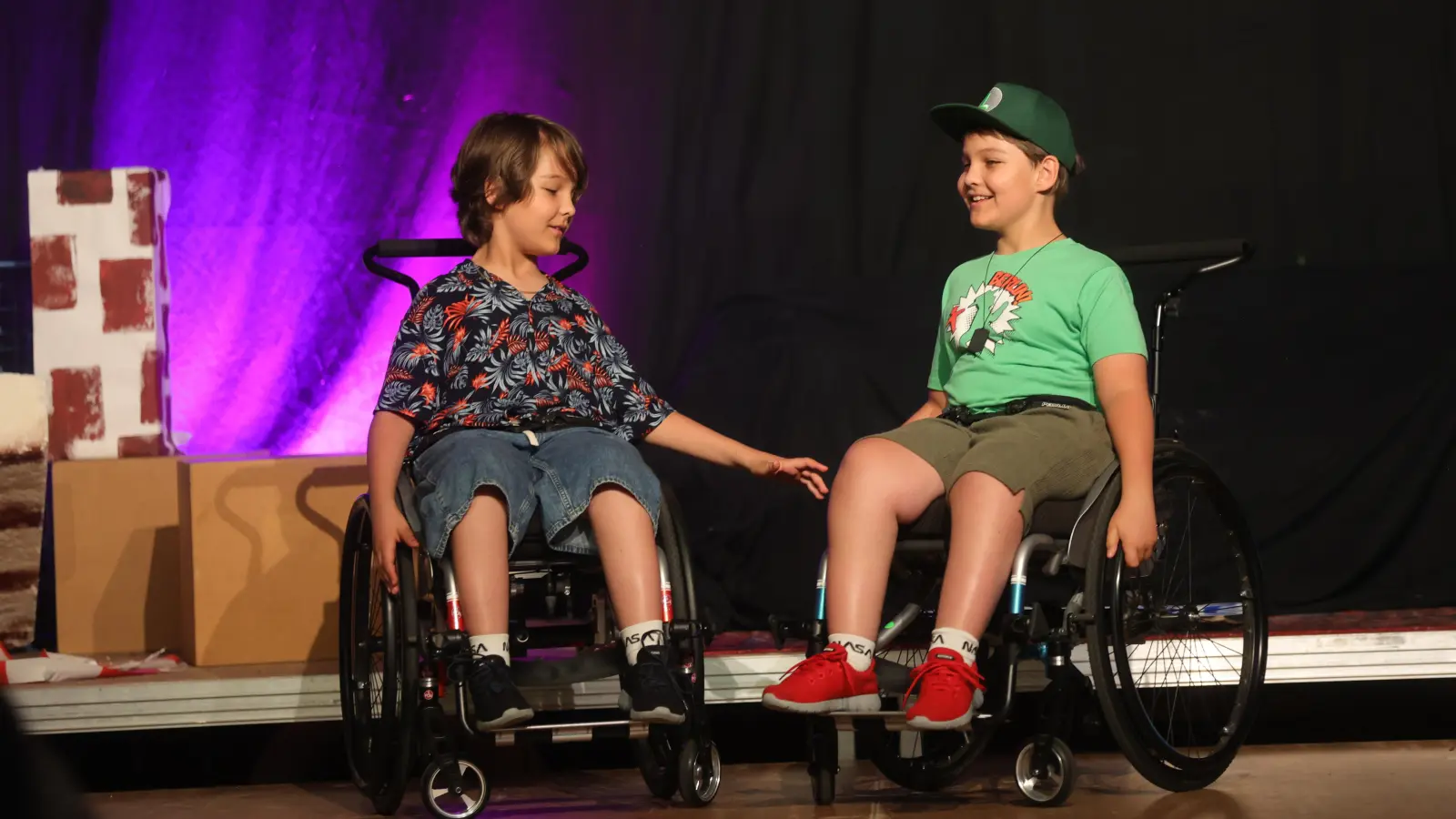 Jakob Vogel (links) und Oskar Vogel traten in dem Theaterstück „Die Vorstadtkrokodile” auf. Die Zwillinge sind Fünftklässler am Gymnasium in Windsbach und begeisterte Schauspieler. (Foto: Christiane Fries)