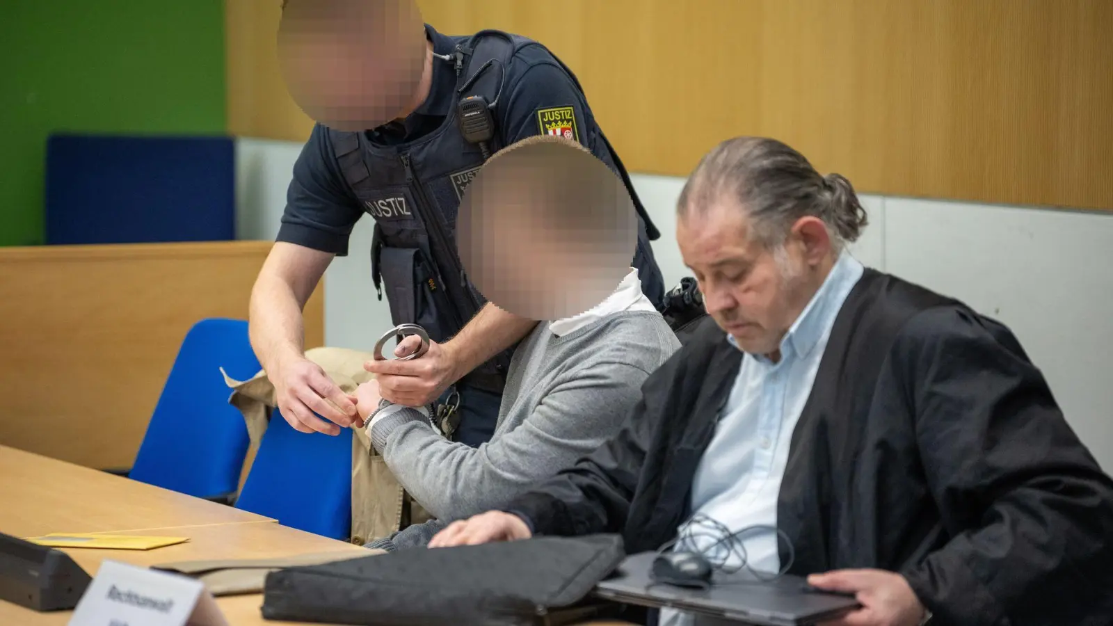 Anwalt Völker kündigt für später eine Erklärung zur Sache an. (Foto: Harald Tittel/dpa)