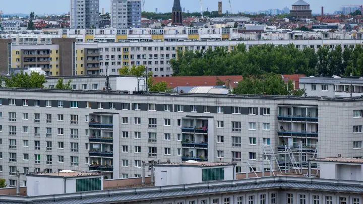 Blick von einem Hochhaus auf die Wohnhäuser im Berliner Osten. (Foto: Monika Skolimowska/dpa)