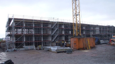 Der Rohbau des neuen Lehrsaalgebäudes auf dem Campus der Hochschule in Feuchtwangen ist fertiggestellt. Vorgesehen ist, dass der Betrieb zum Wintersemester 2024 startet. (Foto: Jasmin Kiendl)