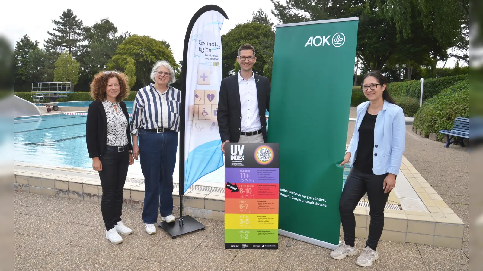 Martin Soldner (Zweiter von rechts) von der AOK Mittelfranken überreichte an Mönchsroths Bürgermeisterin Franziska Mattmann (rechts) die UV-Index-Tafel für das Limesfreibad, mit dabei als Kooperationspartner waren Julia Fälschle (links) vom Gesundheitsamt Ansbach und Karin Zelinsky von der Gesundheitsregion Plus des Landkreises Ansbach und Stadt Ansbach. (Foto: Peter Tippl)