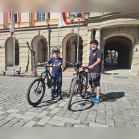 Der zehnjährige Aybars Cam und sein Vater Bahadir Cam setzen sich für einen Bikepark in Bad Windsheim ein. (Foto: Anna Franck)