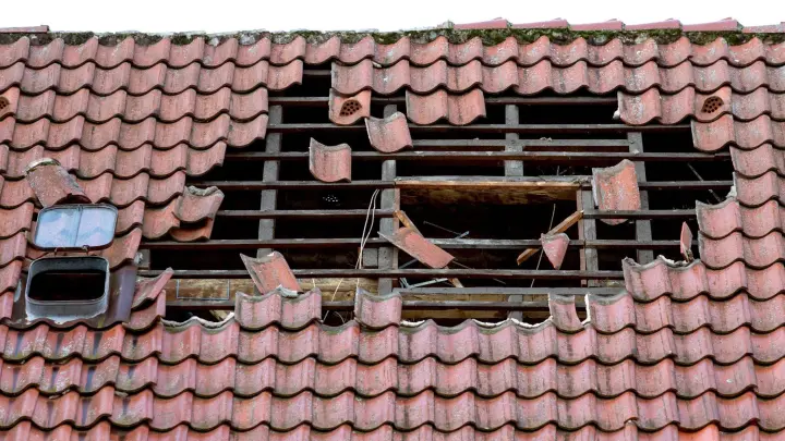 Stürme können ganze Dächer abdecken. Eigentümer sollten daher regelmäßig ihr Gebäude prüfen. (Foto: Friso Gentsch/dpa/dpa-tmn)