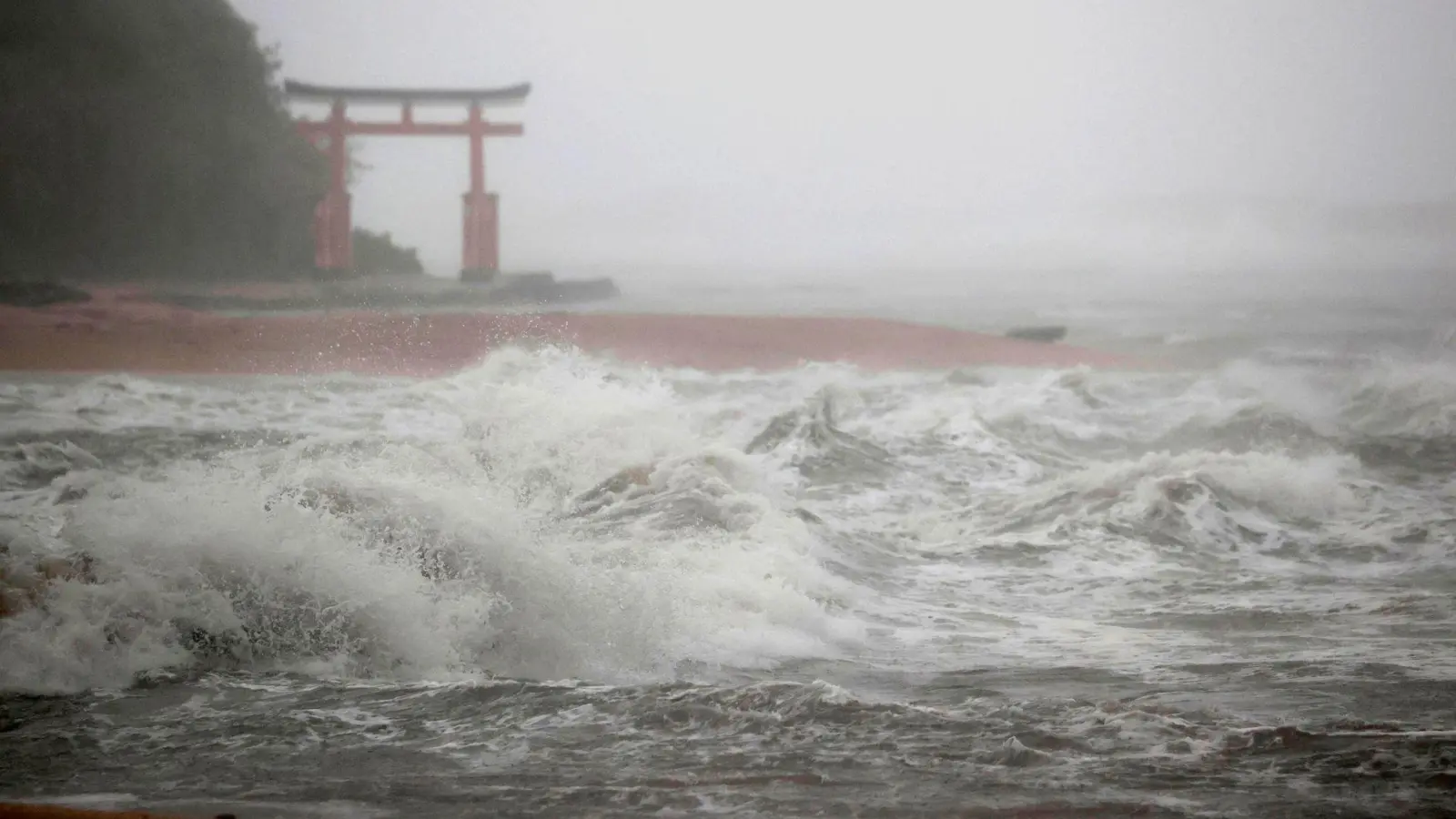 Wellen schlagen an die Küste in Miyazaki. (Foto: Uncredited/Kyodo News/AP/dpa)
