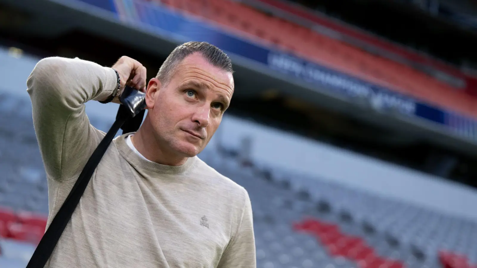 Brügges Trainer Nicky Hayen beim Rundgang durch die Allianz Arena. (Foto: Sven Hoppe/dpa)