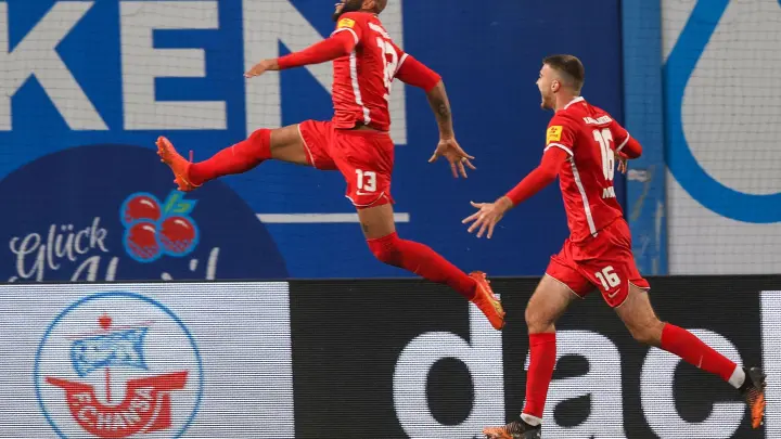 Wurde nach seinem zweiten Treffer gegen Rostock aus dem Hansa-Block laut rassistisch beleidigt: Lautern-Torschütze Terrence Boyd (l). (Foto: Jens Büttner/dpa)