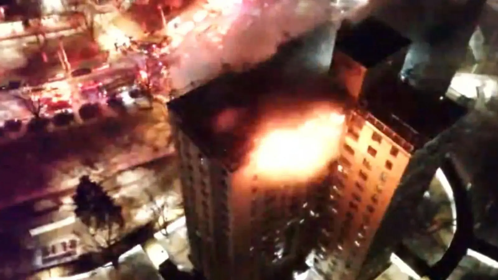 Das Feuer brach nach einer Gasexplosion aus. (Foto: Uncredited/New York City Fire Department/AP/dpa)