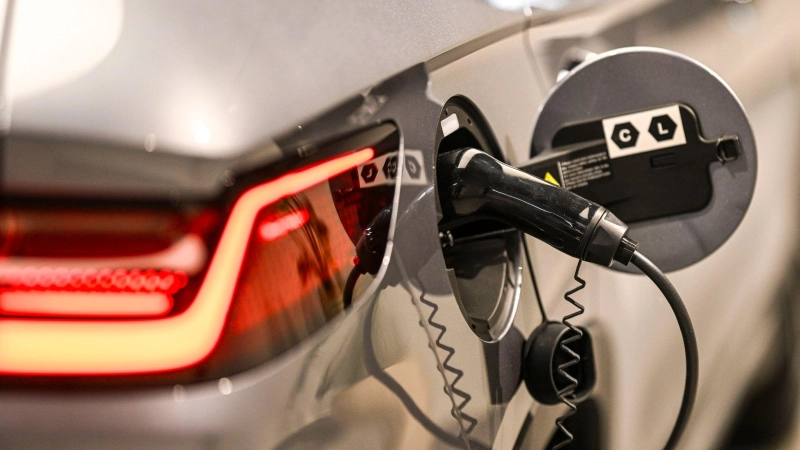Dank einer Förderung des Bundes steigt die Nachfrage nach E-Autos derzeit stark an. (Symbolfoto) (Foto: Jens Kalaene/dpa)