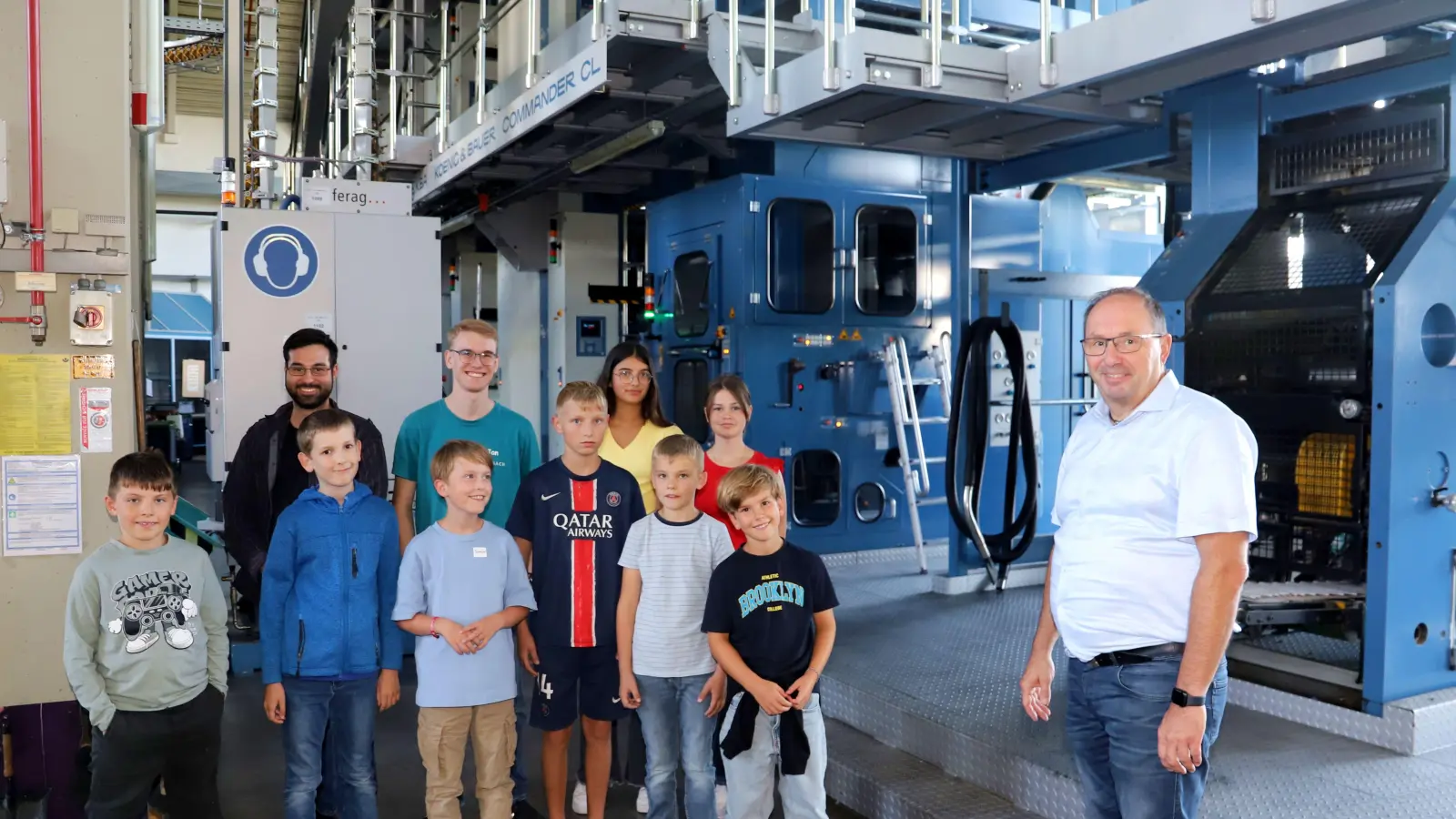 Alexander Hieber (rechts), technischer Betriebsleiter der FLZ, führte die Gruppe des Ferienpasses in die Welt des Tageszeitungsdrucks ein. (Foto: Oliver Herbst)