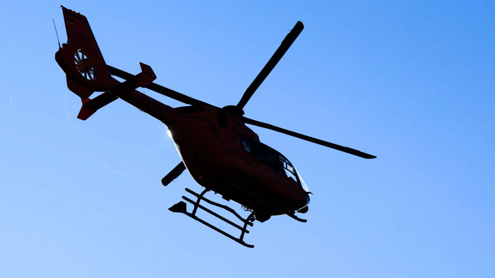 Ein Rettungshubschrauber war vorsorglich im Einsatz. (Symbolbild) (Foto: Julian Stratenschulte/dpa)