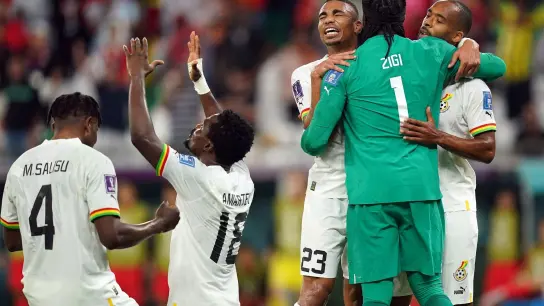 Ghanas Spieler feiern den Sieg gegen Südkorea. (Foto: Adam Davy/Press Association/dpa)