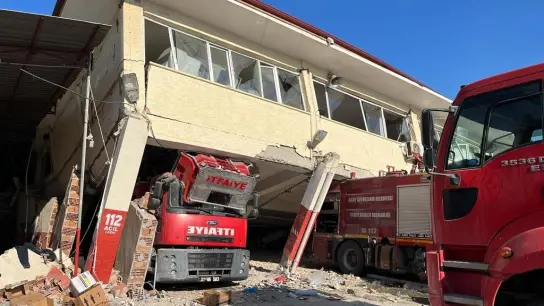 Durch die Naturkatastrophe wurde in Antakya auch das Feuerwehrgebäude zerstört. (Foto: Kazim Çavus)